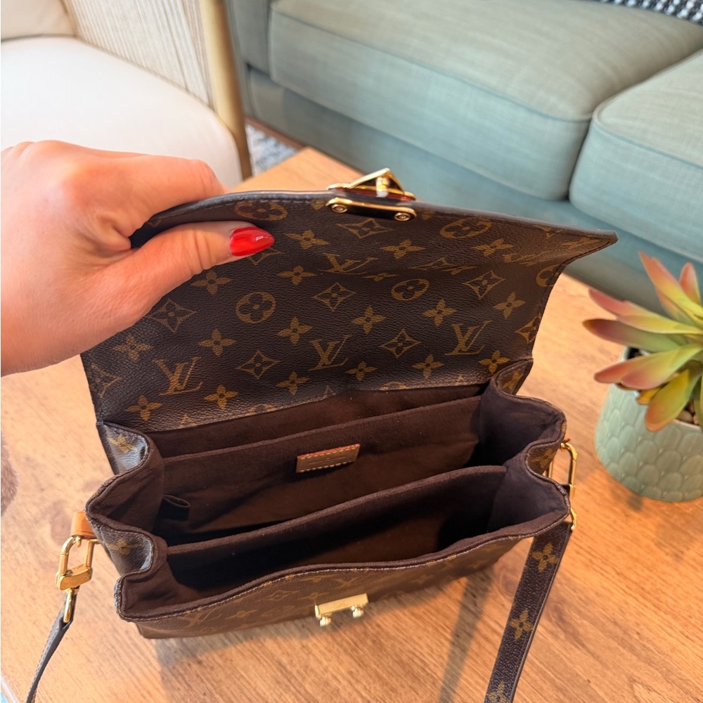 Louis Vuitton Brown Monogram Handbag - Picture 9 of 10